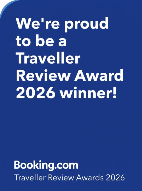 Les gîtes de Val Cabannes remporte le Booking.com Traveller Review Award 2026 sur fond bleu