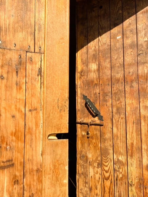 Detalle de puerta de madera en Casas Rurales La Viña con pestillo tradicional, Cuzcurrita de Río Tirón