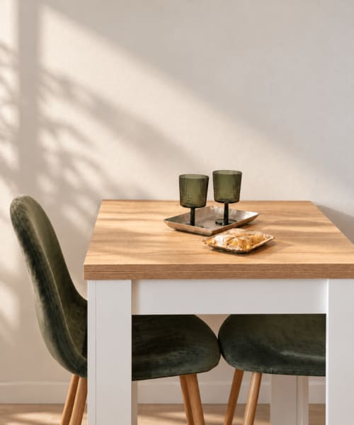 Tavolo in legno con sedie in velluto verde e candele: l'elegante allestimento minimalista di Domus Fysi Palermo