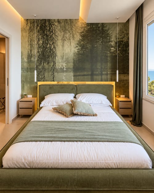 Camera Domus Fysi Palermo Suite Giardino Segreto: moderna camera con murale forest, letto in legno, biancheria bianca, vista mare