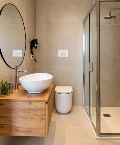 Bagno moderno nella Suite Giardino Segreto di Domus Fysi B&B Palermo, con lavabo bianco, doccia a pioggia e dettagli in legno
