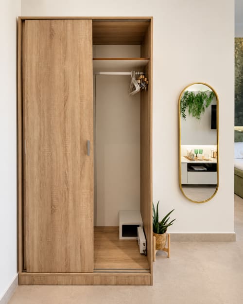 Guardaroba moderno in legno con porta scorrevole nella Suite Giardino Segreto di Domus Fysi boutique B&B, Palermo