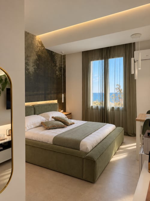 Suite moderna del Domus Fysi a Palermo con vista mare, letto contemporaneo e finestre da pavimento a soffitto che si affacciano sul