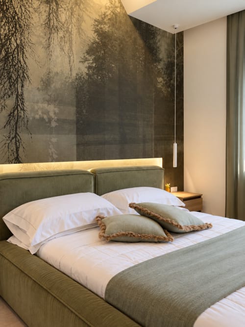 Camera Domus Fysi Suite Giardino Segreto con letto rivestito in verde, cuscini bianchi e murale di foresta a Palermo