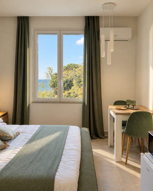 Suite Giardino Segreto a Domus Fysi a Palermo con vista mare, letto, scrivania e aria condizionata