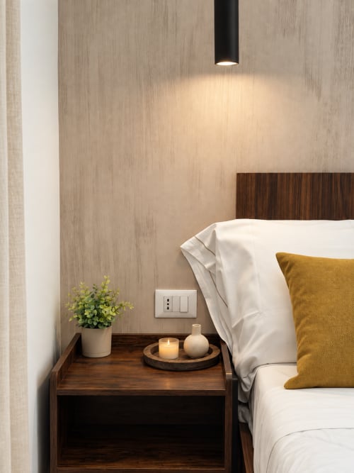 Camera moderna a Domus Fysi a Palermo con comodino in legno, biancheria bianca e arredamento minimalista