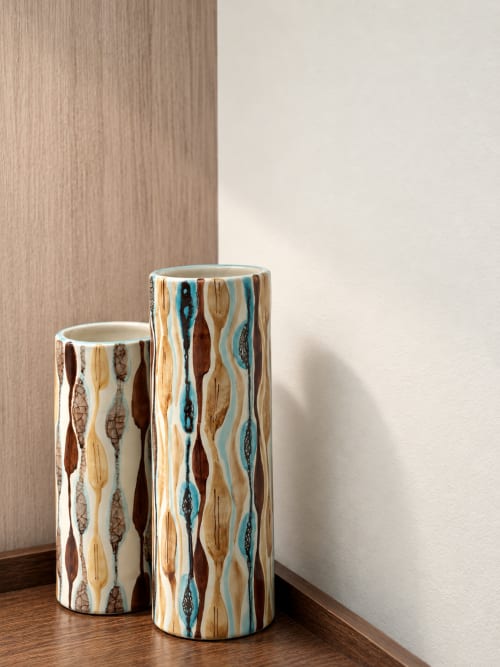 Due eleganti vasi decorativi in ceramica con motivi floreali nei toni crema, marrone e teal presso la suite Domus Fysi a Palermo
