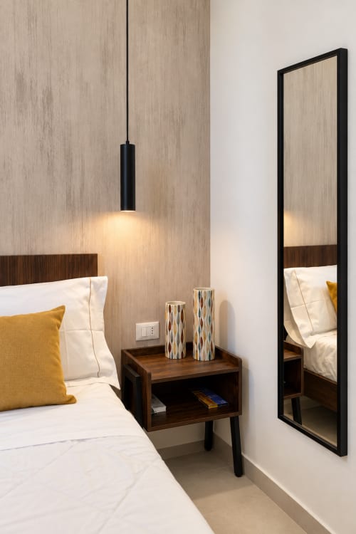 Suite moderna a Domus Fysi, Palermo con letto in legno, lampada a sospensione, comodino e specchio a figura intera