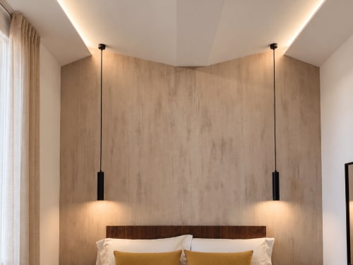 Camera moderna di Domus Fysi Palermo con lampade a sospensione, parete in legno e vista sulla città