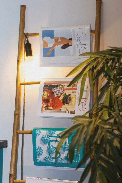 Étagère en bois avec magazines et suspension luminaire à l'Hôtel Les Lauriers, Saint-Tropez