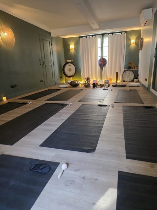 Studio de yoga contemporain à l'Hôtel Les Lauriers à Saint-Tropez avec tapis, coussins de méditation et éclairage zen