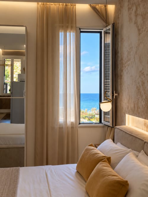 Camera da letto moderna con vista sul mare dalla terrazza della suite Domus Fysi a Palermo, Italia