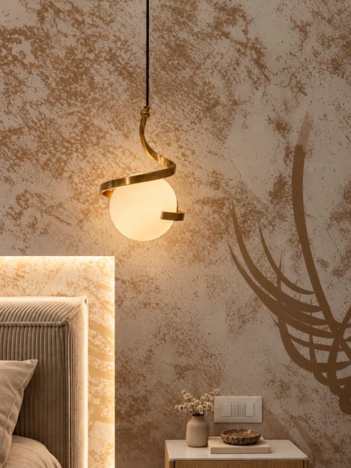 Lampada a sospensione moderna con dettaglio a spirale in ottone sopra il comodino nella Suite Sole e Luce di Domus Fysi, boutique hotel a Palermo
