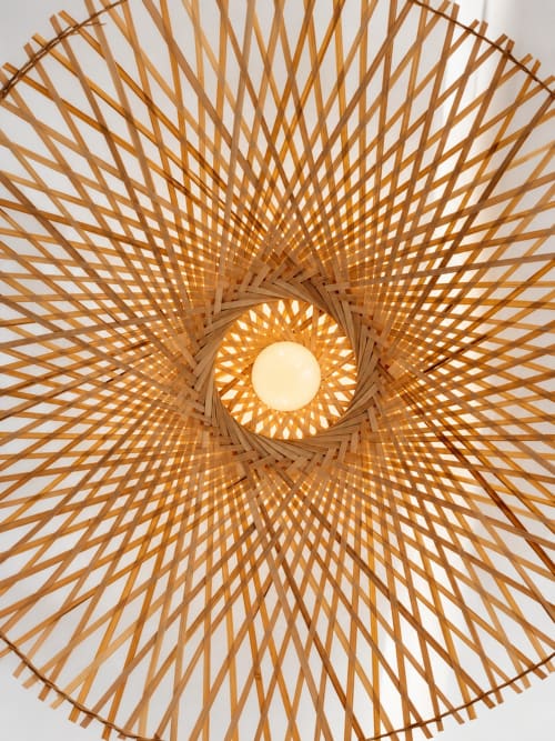 Lampada a soffitto in bambù intrecciato con calore avvolgente presso l'hotel boutique Domus Fysi, Palermo