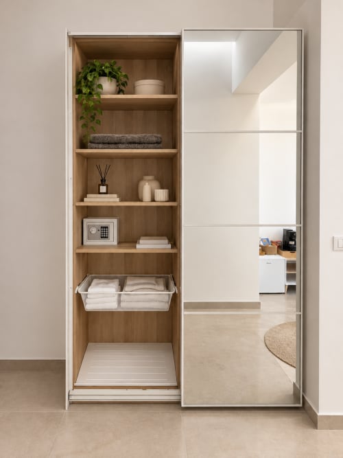 Elegante armadio con ripiani in legno, ante specchiate e spazi organizzati nella suite Domus Fysi di Palermo