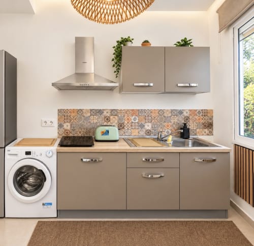 Cucina moderna nella Suite Sole e Luce di Domus Fysi B&B Palermo, con mobili beige, piastrelle decorate e elementi integrati