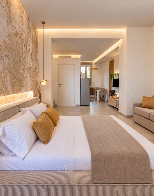 Camera da letto moderna presso Domus Fysi B&B a Palermo con parete in rilievo, lampada a sospensione e zona giorno open-plan