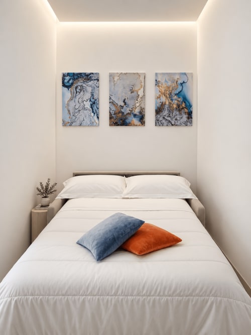 Camera moderna a Domus Fysi Palermo con letto bianco, cuscini blu e arancioni, arte murale in marmo e illuminazione ambient dal soffitto