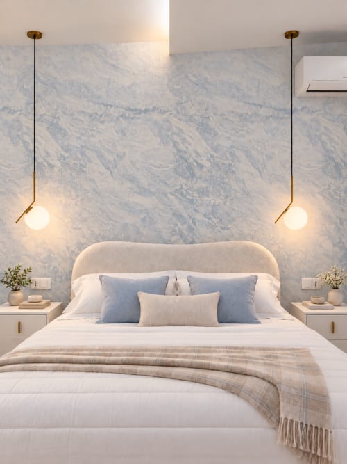 Camera da letto moderna a Palermo in Domus Fysi: parete in marmo, testata curva, lampade a sospensione in ottone, design minimalista