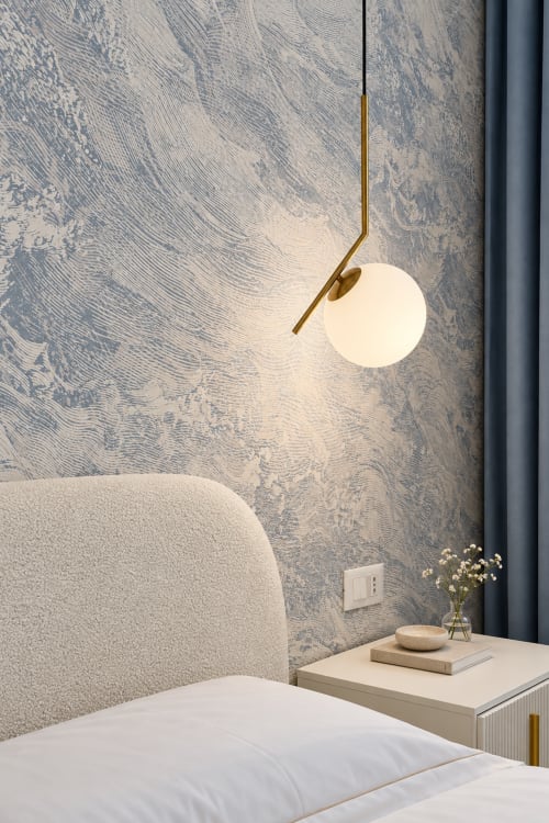 Angolo della camera nella Suite Riflessi Marini di Domus Fysi a Palermo con lampada a sospensione e carta da parati decorativa