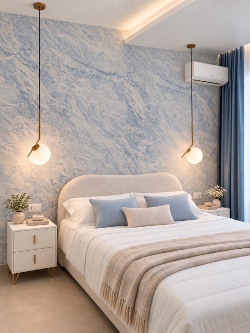 Suite moderna presso Domus Fysi B&B a Palermo con parete in marmo, testata curva e lampade a sospensione in ottone