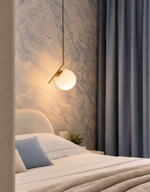 Camera moderna a Domus Fysi Palermo con lampada a sospensione minimalista, carta da parati decorativa e arredamento contemporaneo