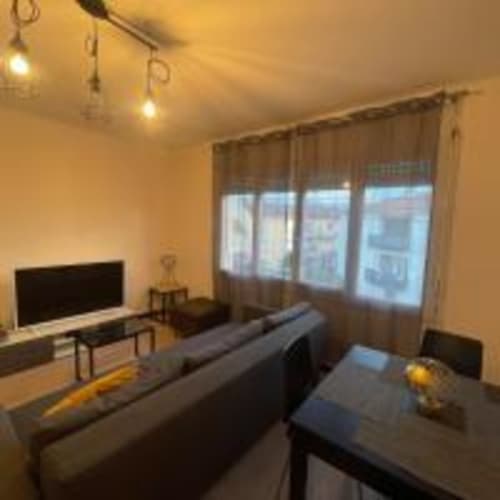 Salon contemporain à Perpignan avec TV, table à manger, vue sur la ville et mobilier design