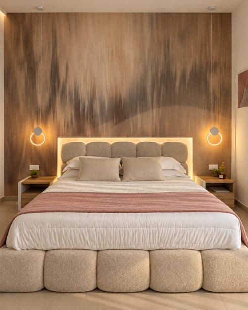 Suite moderna a Domus Fysi Palermo con letto imbottito, parete in legno caldo, illuminazione a sospensione e vista mare