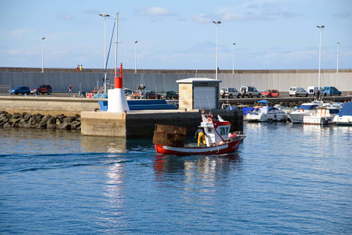 Barco de pesca rojo y blanco en el puerto de Arucas, Las Palmas, Islas Canarias