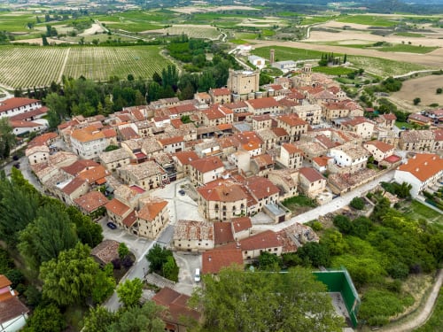Vista aérea del pueblo de Ezcaray con Hotel del Trueno rodeado de arquitectura medieval y viñedos en La Rioja, España