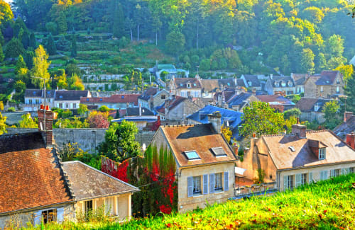 Vue aérienne du village de Pierrefitte-sur-Sauldre aux toits en terre cuite, entouré de vignobles verdoyants et de forêts en Vallée de la Loire