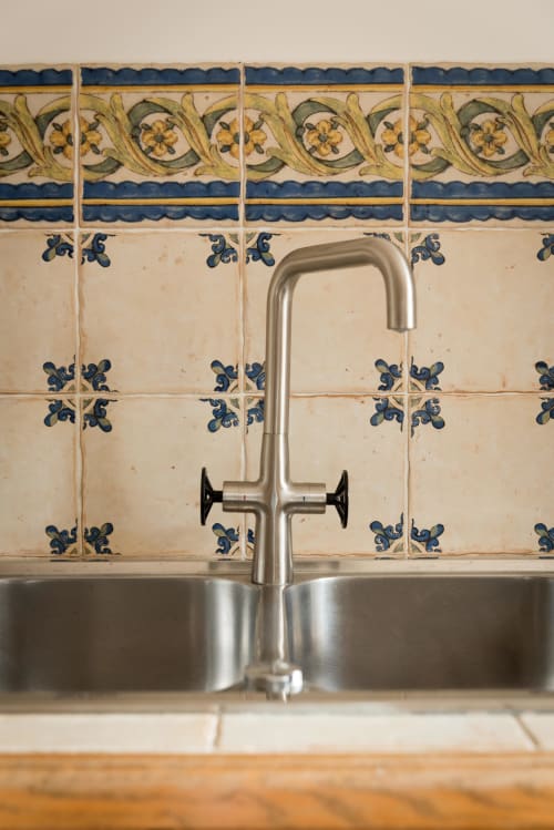 Robinet de cuisine en acier inoxydable moderne à la maisonnette Domaine Chapelle à La Chapelle-la-Reine, avec bleu traditionnel et