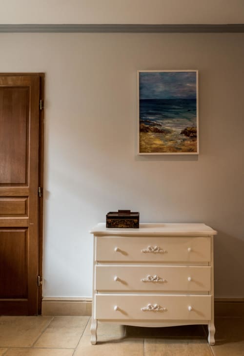 Commode crème avec peinture côtière dans la chambre de la maisonnette Domaine Chapelle, La Chapelle-la-Reine