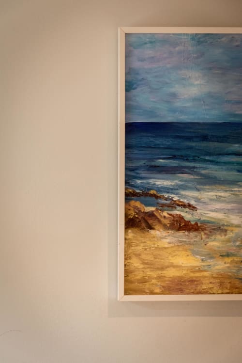 Tableau de paysage côtier encadré : plage de sable, côte rocheuse et vagues océaniques bleues au Domaine Chapelle