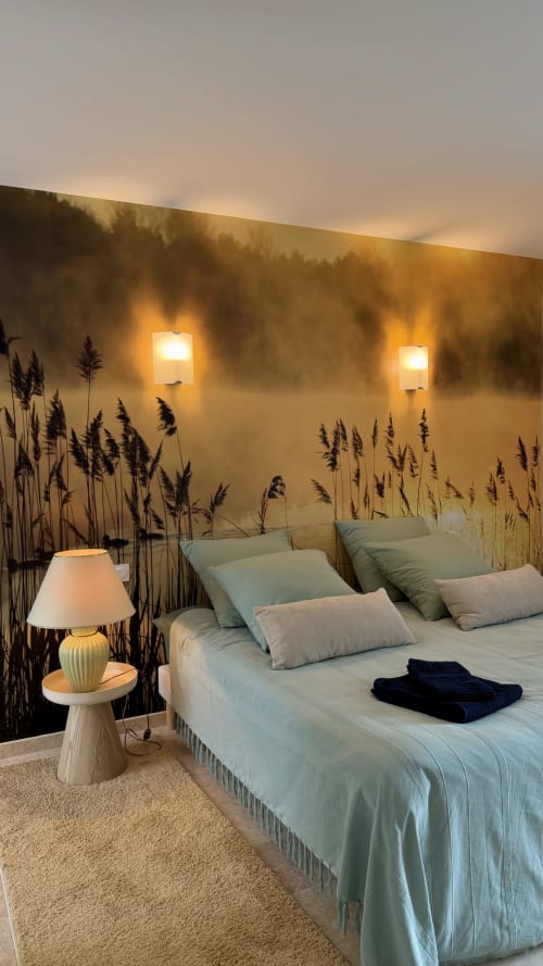 Chambre de la Cloffy B&B à Nouans-les-Fontaines avec fresque en roseaux, appliques murales et literie crème