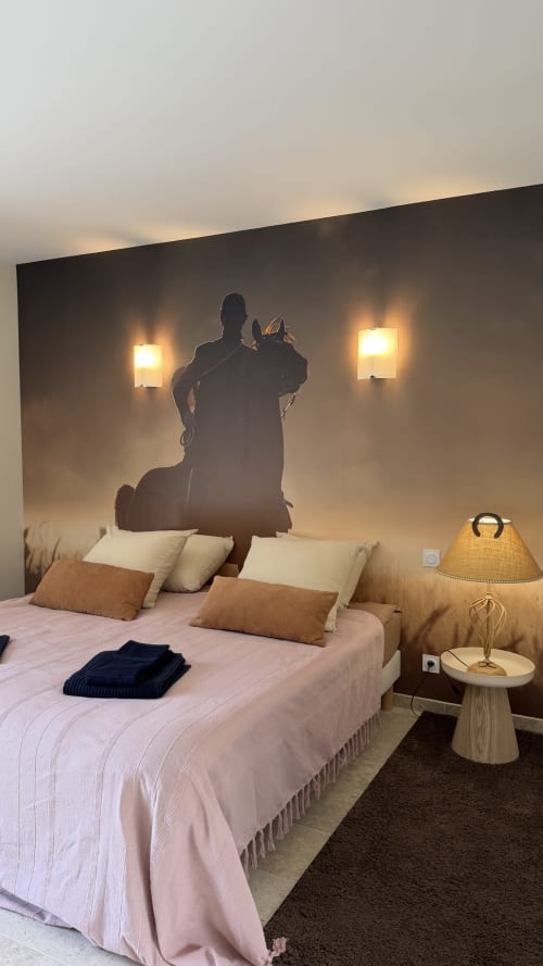 Chambre douillette du Cloffy B&B à Nouans-les-Fontaines avec fresque équestre, éclairage tamisé et literie rose