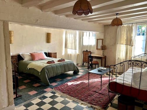 Chambre spacieuse aux Maraîchades avec deux lits, plafond à poutres et sol carrelé à Pierrefitte-sur-Sauldre