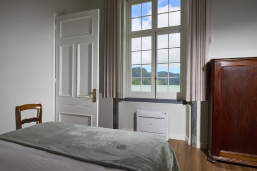 Quarto luminoso na Casa Dos Barcos em Furnas com vista para o lago, móveis de madeira e ar condicionado