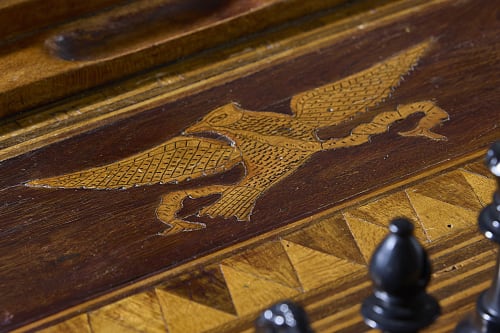 Detalhe de móvel entalhado em Casa Dos Barcos Furnas, com incrustações de pássaro esculpido e peças de xadrez, Furnas, São
