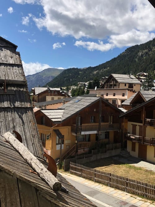 Station de ski alpine à Montgenèvre avec chalets traditionnels en bois, vues montagne et appartements accès ski-in