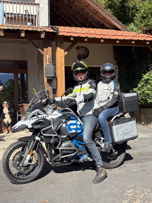 Deux motocyclistes posent avec leur BMW adventure bike à La Maison Du Chevalier, Marat, France