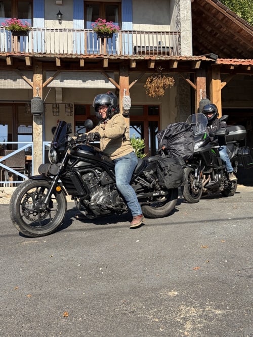 Deux motocyclistes sur leurs motos devant La Maison Du Chevalier, gîte à Marat, France