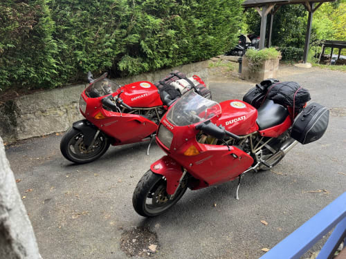 Trois motos Ducati rouges garées à La Maison Du Chevalier, une maison d'hôtes française à Marat