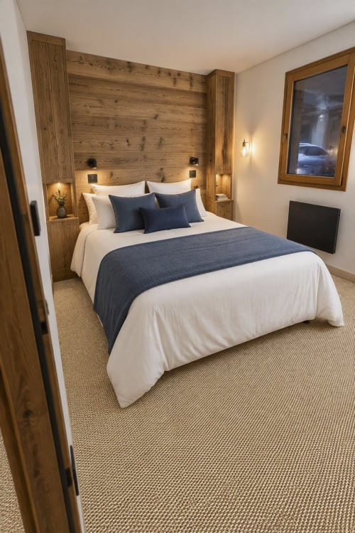 Chambre moderne aux Étoiles de la Plagne avec tête de lit en bois, literie blanche, accents bleus et vue montagne