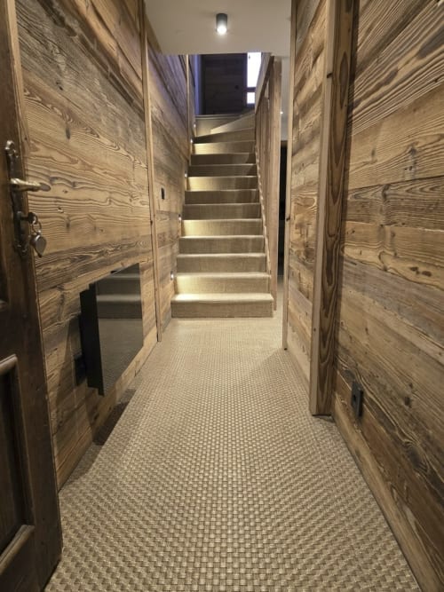 Couloir moderne aux murs en bois menant aux escaliers aux Étoiles de la Plagne, La Plagne Tarentaise