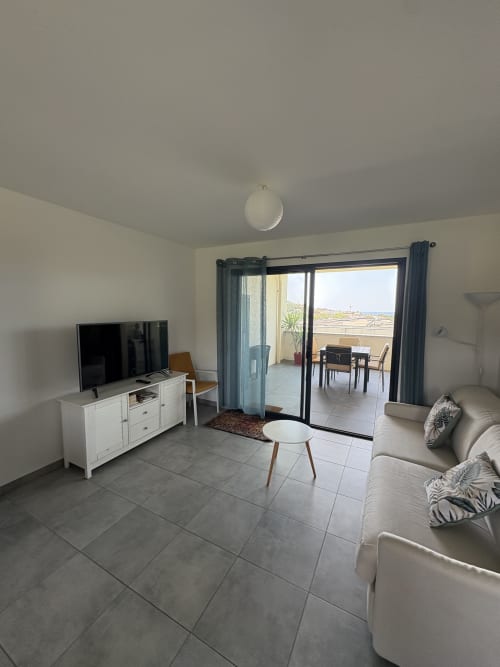 Spacieux salon d'appartement moderne avec terrasse vue sur mer à la Conciergerie De Porticcio, Corse