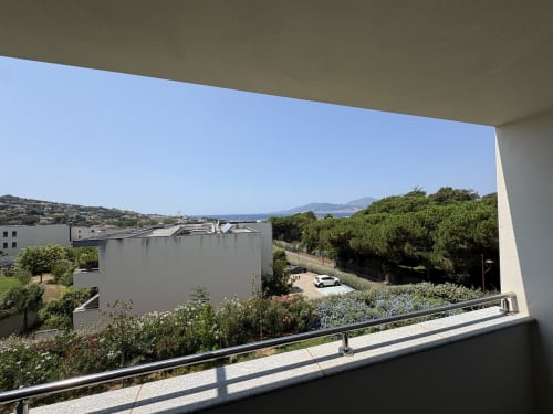 Terrasse de l'appartement Conciergerie De Porticcio en Corse, vue panoramique sur la Méditerranée et les montagnes