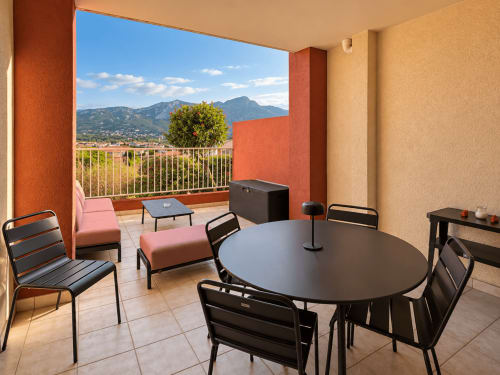 Appartement moderne en terrasse à L'Île-Rousse avec vue montagne, salle à manger, coin séjour et balcon aménagé
