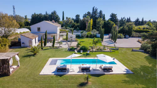 Domaine Mas Lafleur à Châteaurenard, France - vue aérienne d'une villa blanche avec piscine, transat, jardins entretenus et cyprès