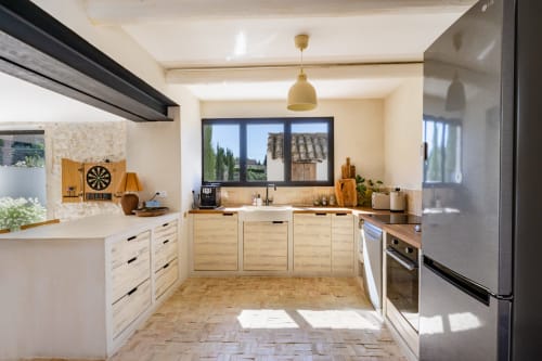 Cuisine moderne et lumineuse au Domaine Mas Lafleur, Châteaurenard, avec mobilier en bois clair, électroménagers inox